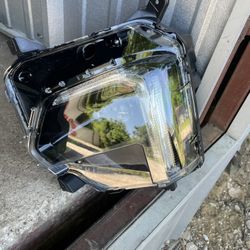 LEFT SIDE HEADLIGHT 2022-2024 CHEVROLET TRAVERSE 