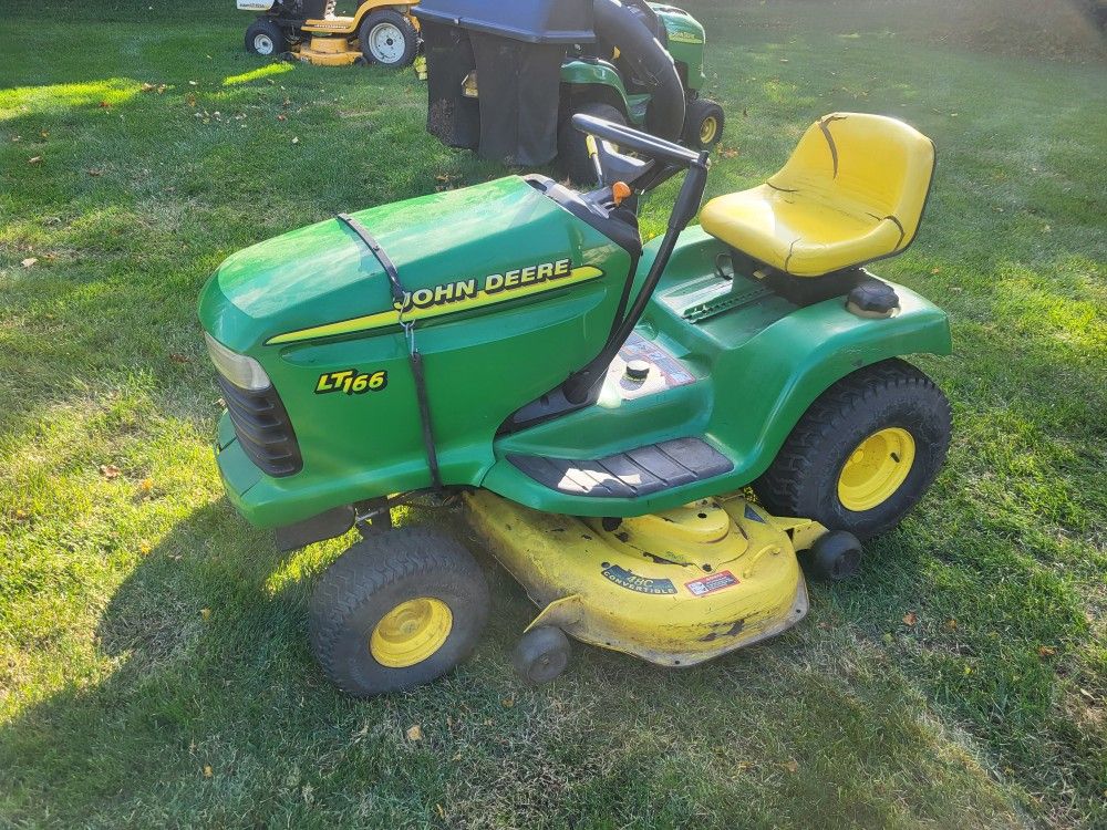 John Deere LT166 RIDING LAWN MOWER