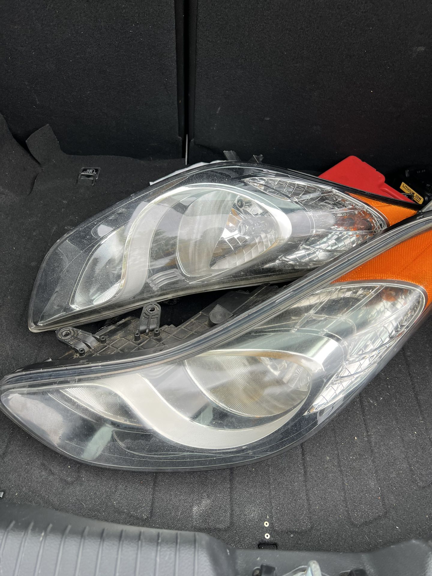 Hyundai Elentra 2012 Headlight Left  And Right Like New I Ordered By Mistake 