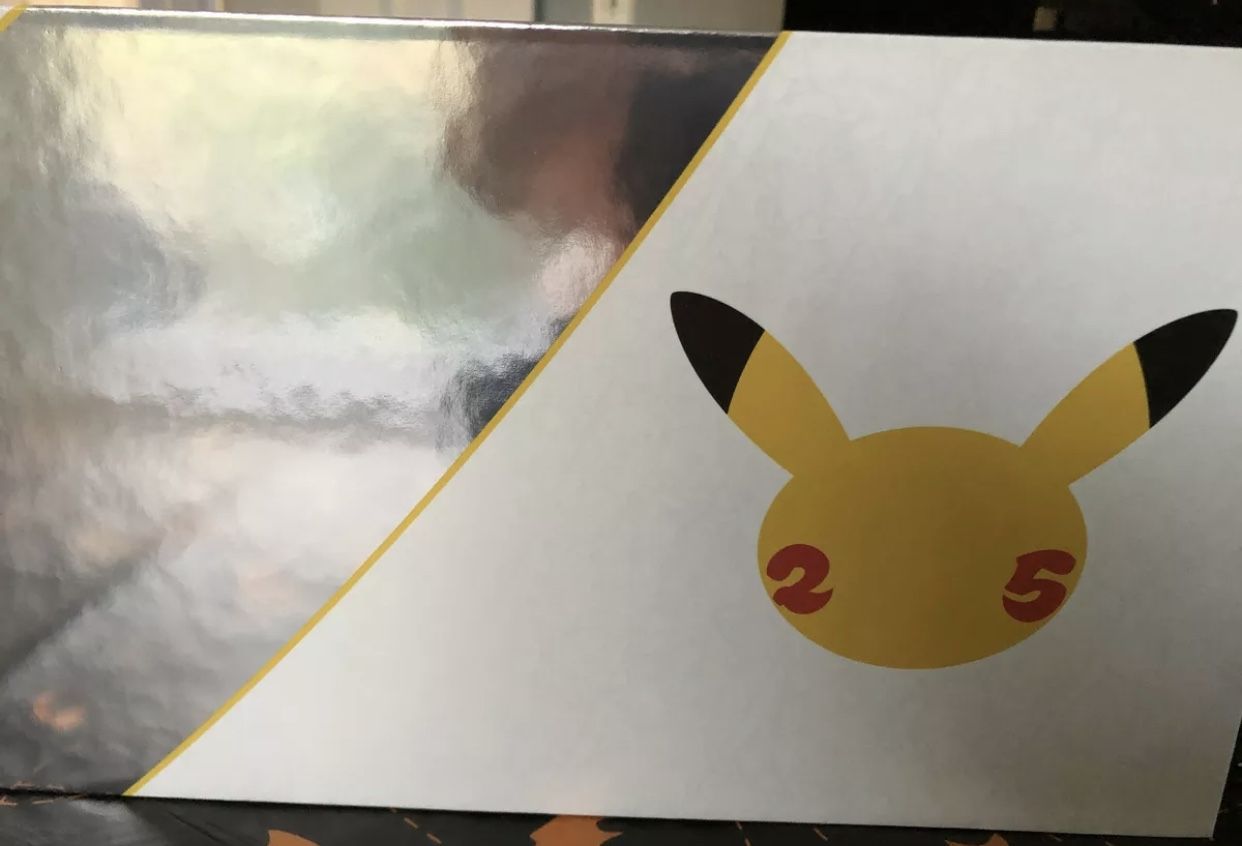 Pokémon Tcg Celebrations Ultra Premium Collection Box 