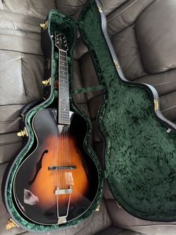The Loar LH-700 Archtop Acoustic Guitar Vintage Sunburst
