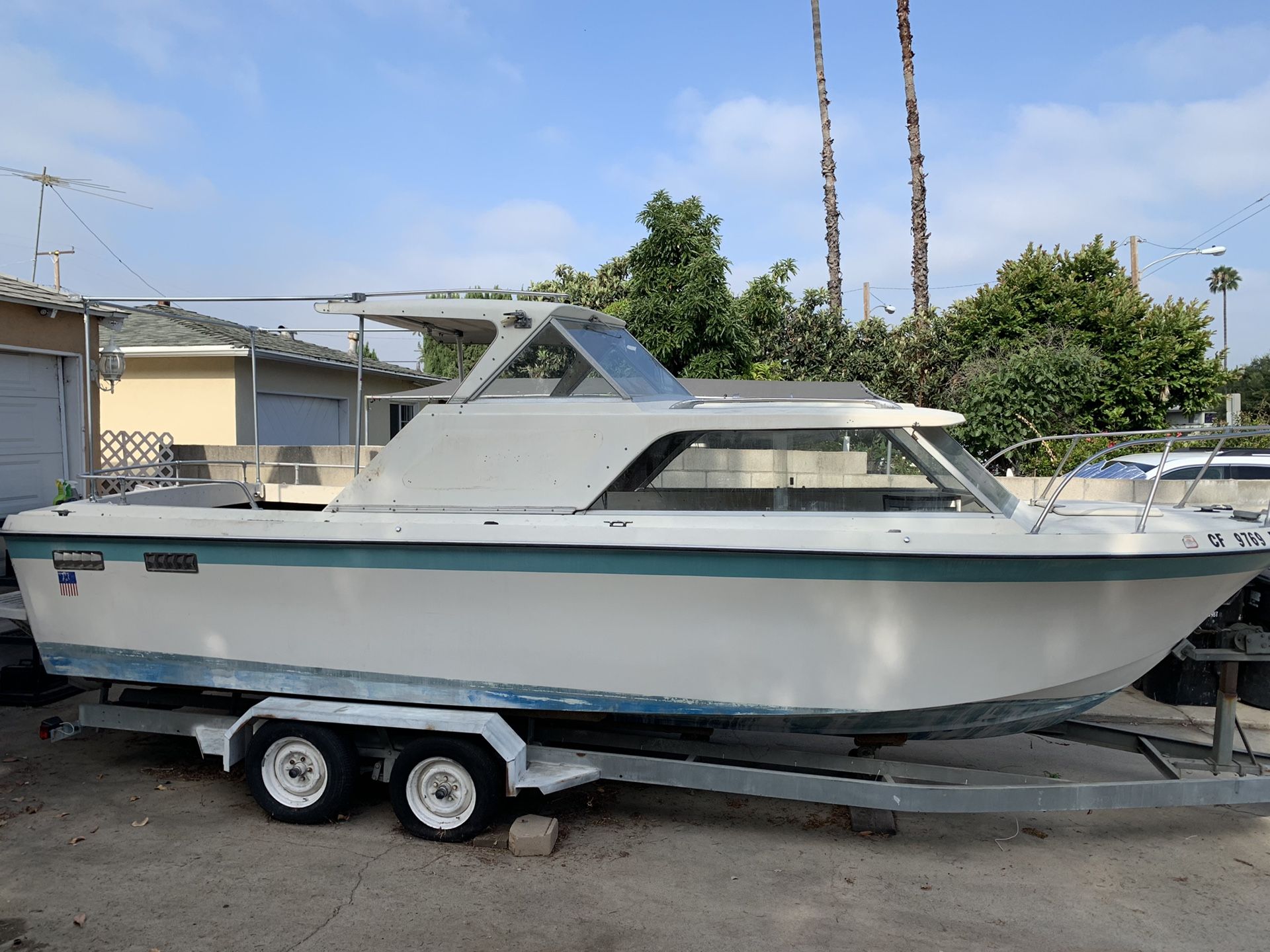 27 foot SabreCraft Boat with trailer, Volvo outboard and 351w