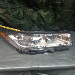 2017-19 Toyota Highlander Right Headlight 