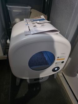 Self cleaning litter box