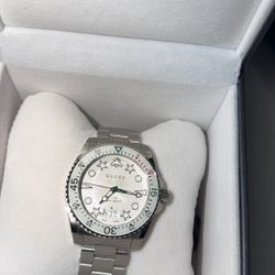 Gucci White Dive Automatic Like New $800