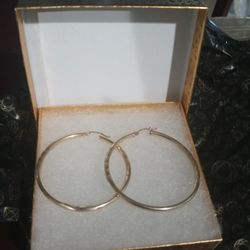 Brand New https://offerup.com/redirect/?o=MTRrLmdvbGQ= 2"inch Hoop Earrings 