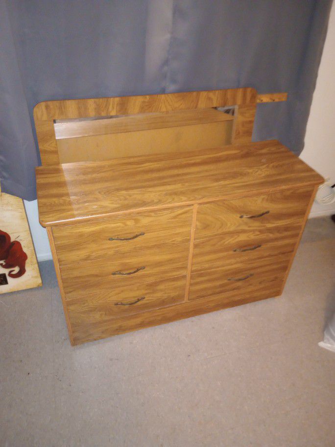 Six Drawer Dresser In Good Condition 