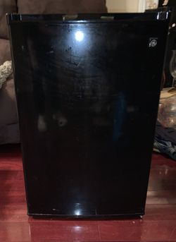 Jet Black GE Mini Bar/Refrigerator with Freezer