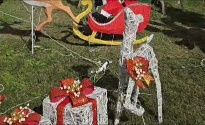 White reindeer with red and gold bows
Decorative Christmas presents