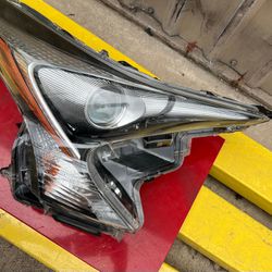 2016-2018 Toyota Prius Headlight Passenger side Used Oem