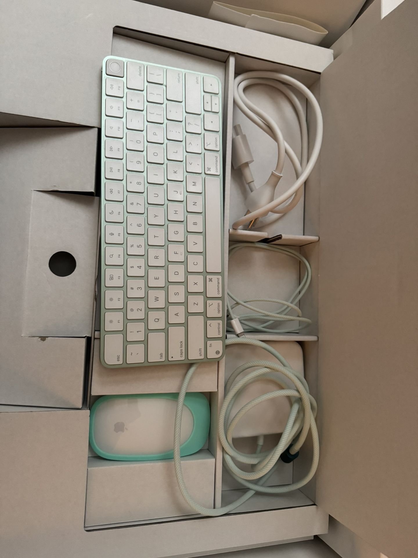 Apple IMAC 24 inch 16-9 widescreen 4.5k led backlit display . Hardly ever used it .