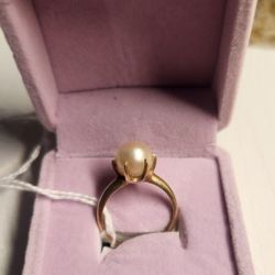 Ladies Pearl Ring In 14K Gold Setting