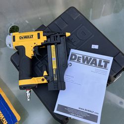 Dewalt Pneumatic 23 Gauge Pin Nailer with hard Case / New