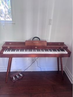 Standing piano