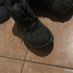 Kyrie 4 Blackout, Size 8