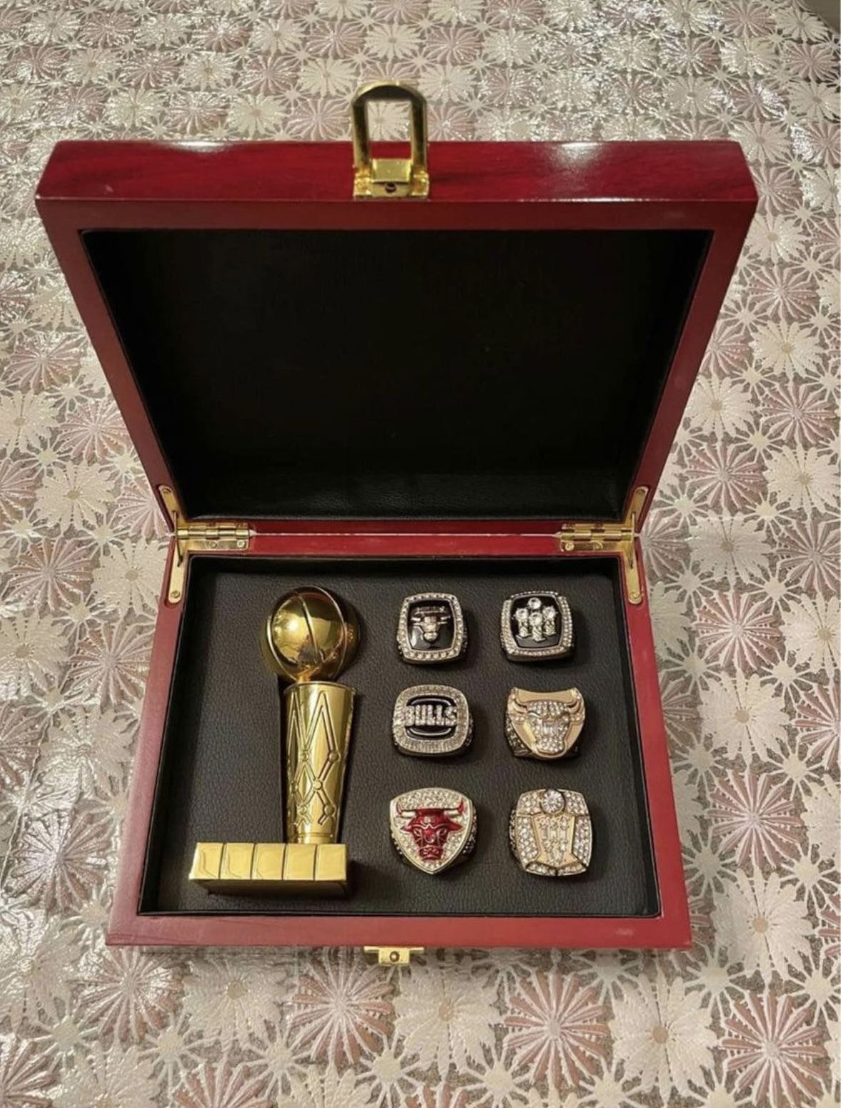 Chicago Bulls Michael Jordan Championship Rings Set & Mini Trophy & Wooden Box 