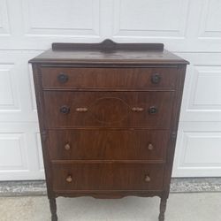 Selling A 4 Drawer Dresser 