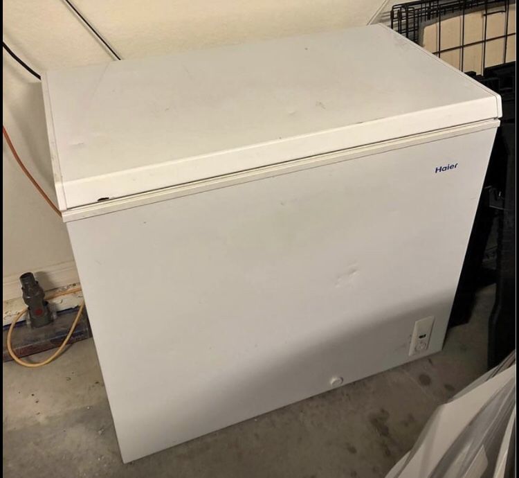 White 7.1 Cubic Feet Freezer