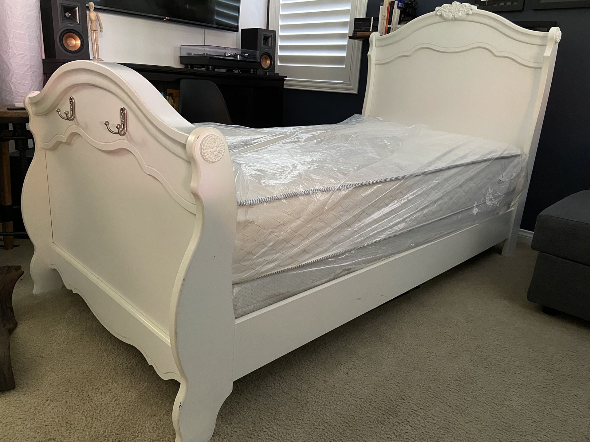 Twin bed frame (without mattress)