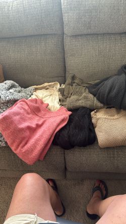 Women’s Sweater Bundle Size Medium