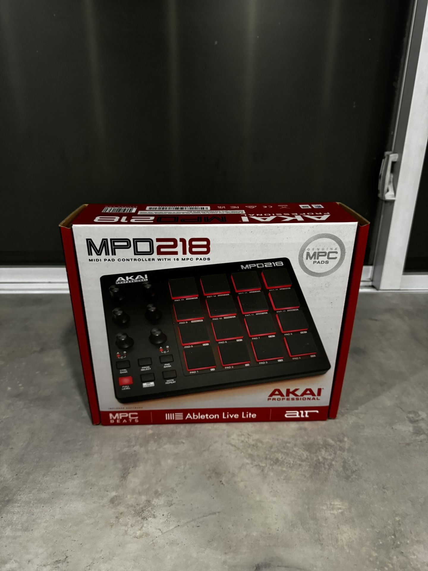 AKAI Professional MPD218 - USB MIDI Controller