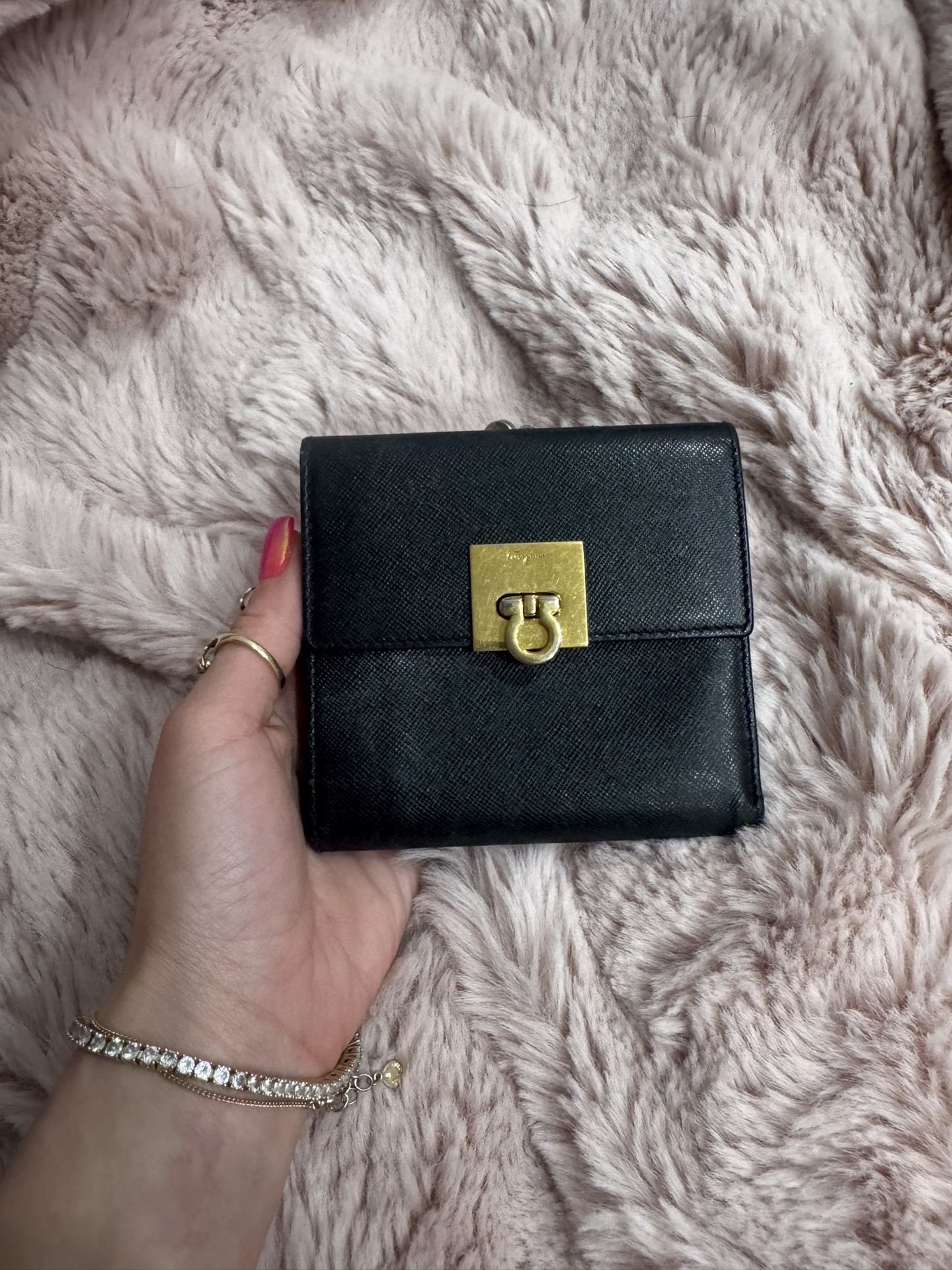 Auth Salvatore Ferragamo Ganchini Log • Black Leather Bifold Wallet