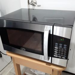 Microwave Medium Size 900 Watts 