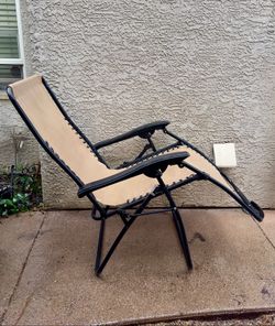 ☀️ Pair of Zero Gravity Patio Recliners – Clean & Ready to Enjoy!