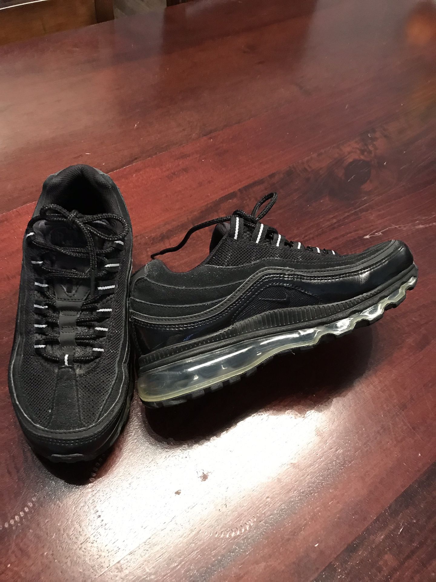 Air max boys 5.5 or 7.5 in women $35.00$