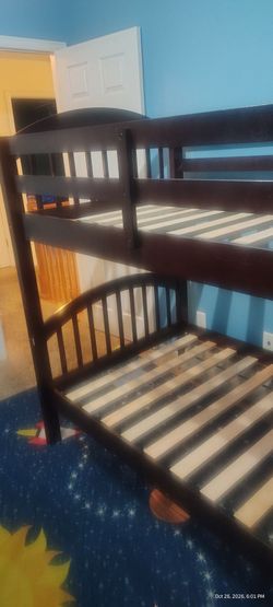 Twin bunk bed