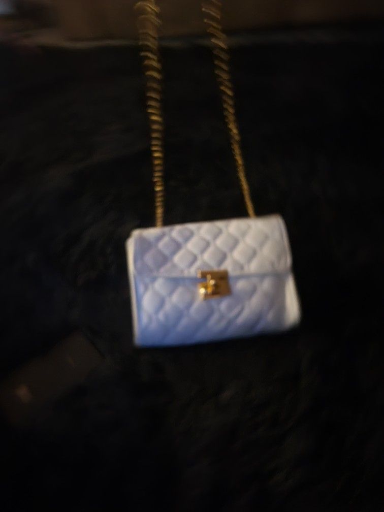 WHITE PURSE GOLD CHAIN