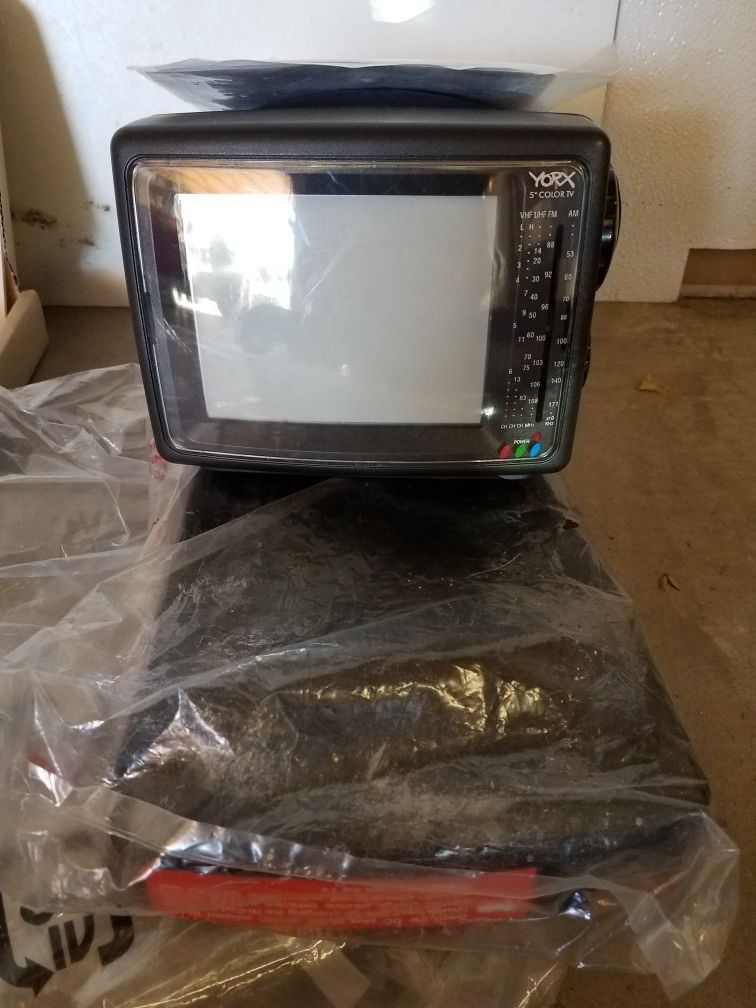 Yorx PT 1901 portable 5"color tv with am/fm radio
