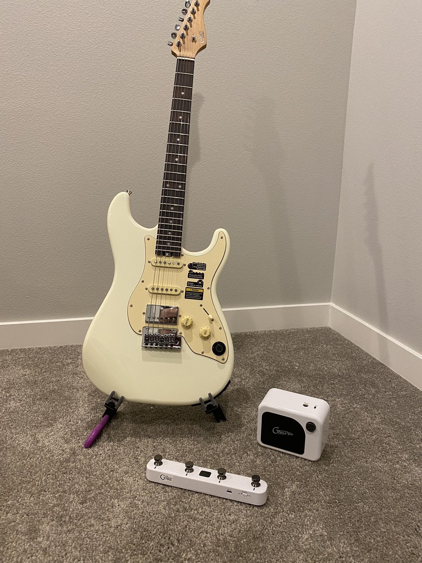 GTRS S800 Guitar With Built in Intelligent Effects Processor - White