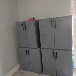 2 upper kitchen Kabinets