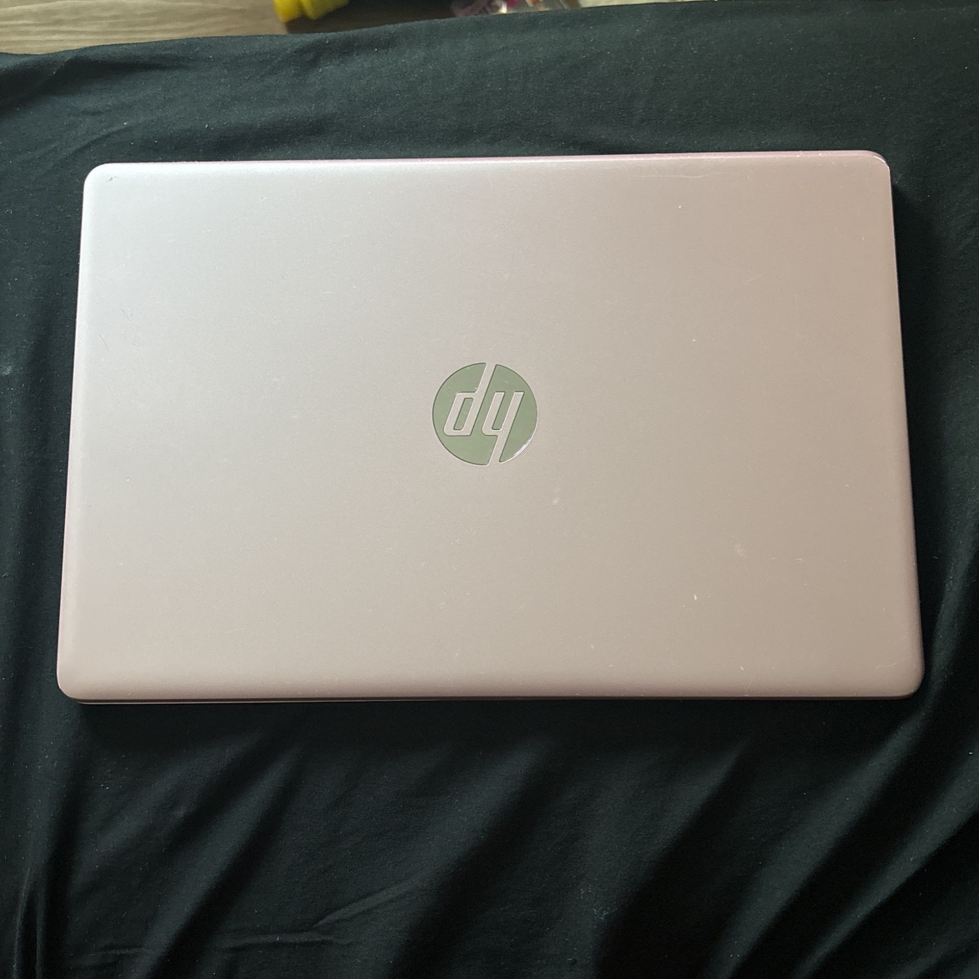 14’ Rose gold HP LAPTOP W/powercord 