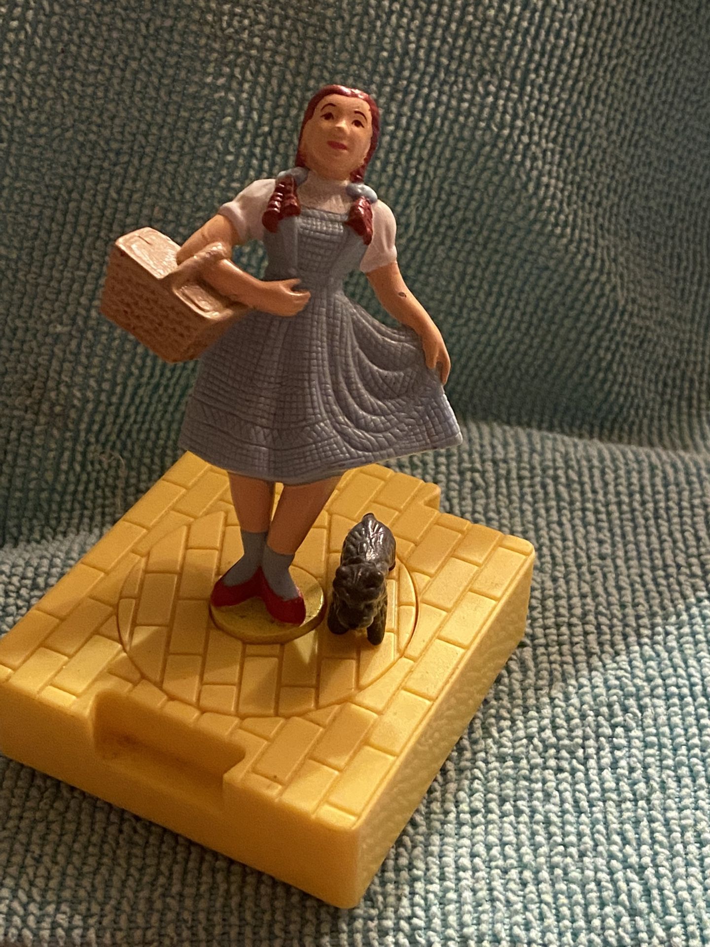 Vintage ‘97 Blockbuster ‘Dorothy’ Figurine toy