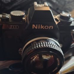 NIKON 2000  W/ ALL ASSESORIES