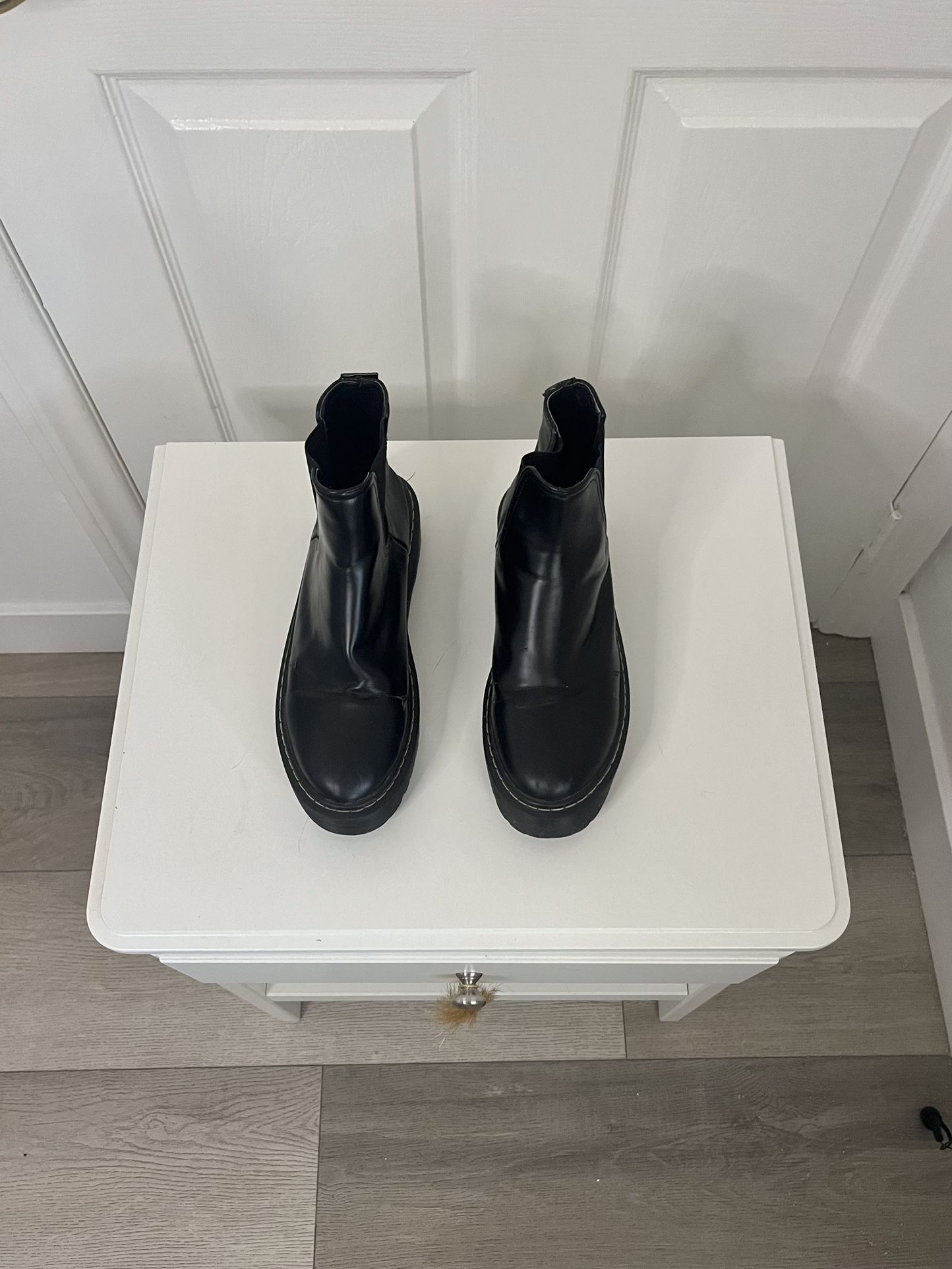 Flatform Lug Sole Chelsea Boots