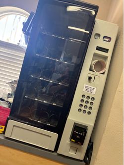 Working refrigerated vending machine