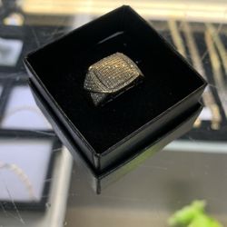 GREAT CONDITION DIAMOND 10K CLUSTER RING 