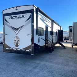 Rogue vengeance 371 toy hauler
