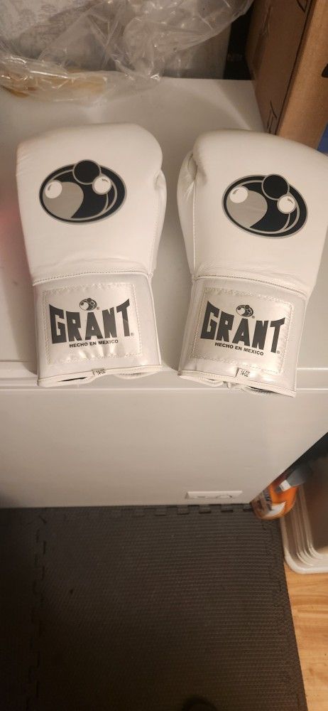 14 Oz Grant Boxing Gloves With Free Hand Wraps