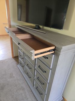 Large dresser, and matching night stands. Dresser 14 drawers. Night stands 1 each.
