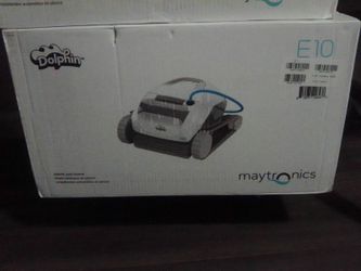 Cordless pool vacuum