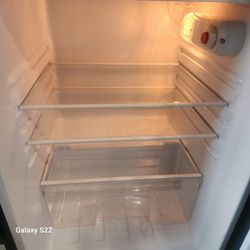Magic Chef Mini Fridge w/Freezer