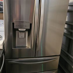 LG STAINLESS STEEL FRENCH DOOR REFRIGERATOR  WITH ICE MAKER AND WATER DISPENSER ON DOOR....DOUBLE FREEZER....4 DOORS......$ 500