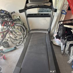 NordicTrack 2950 treadmill— Like New 