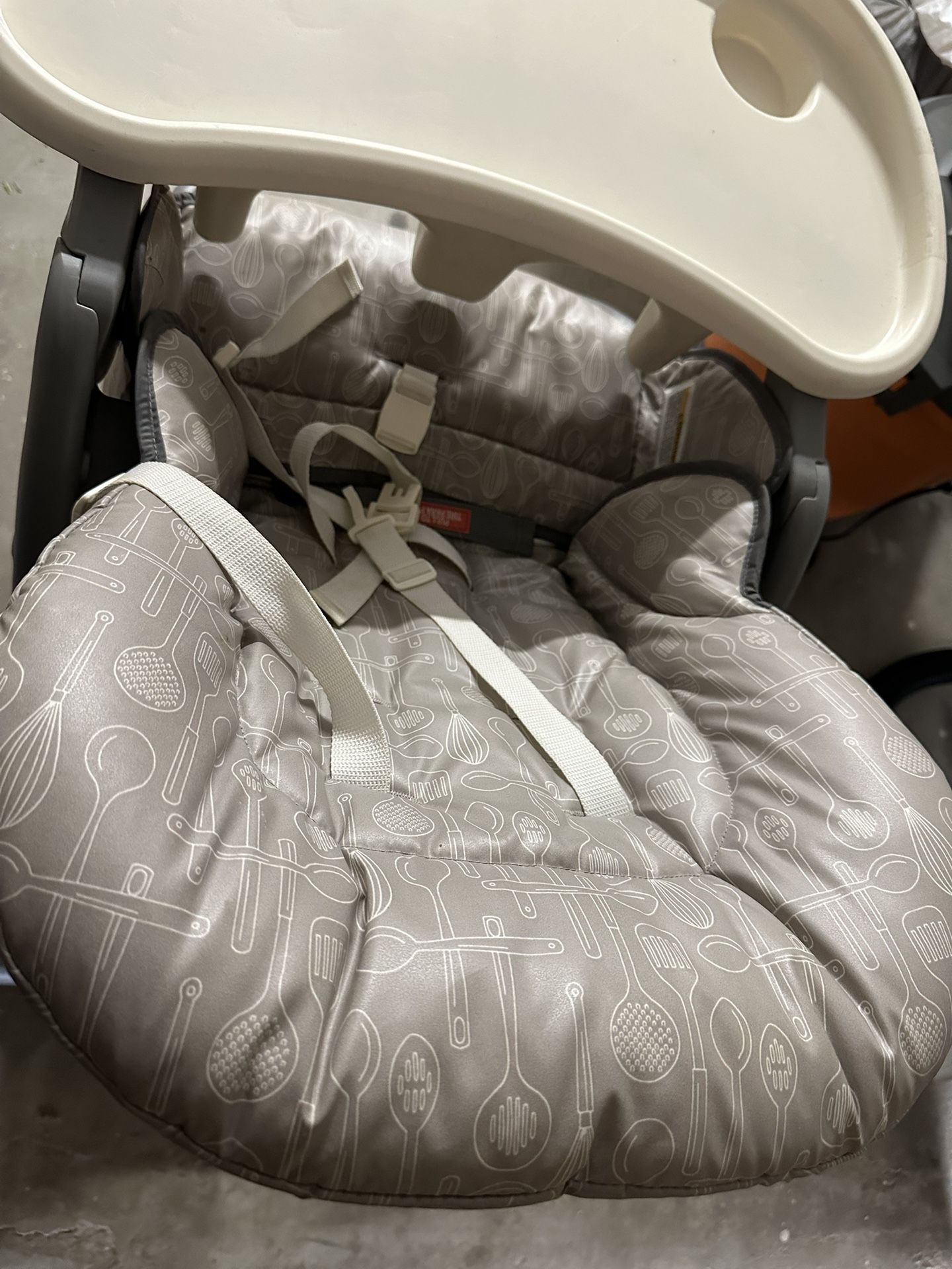 Graco Kids High Chair , no damages or strains, very less used
