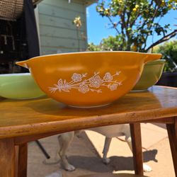 444 Pyrex Butterfly Gold Bowl