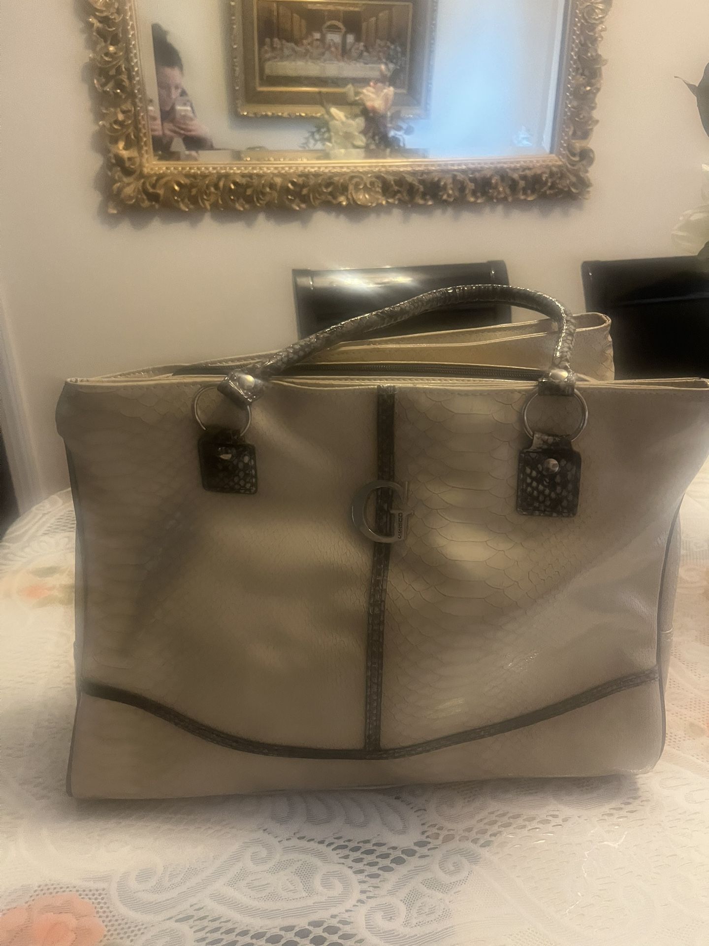 Women’s Guess Tote Bag !!!!